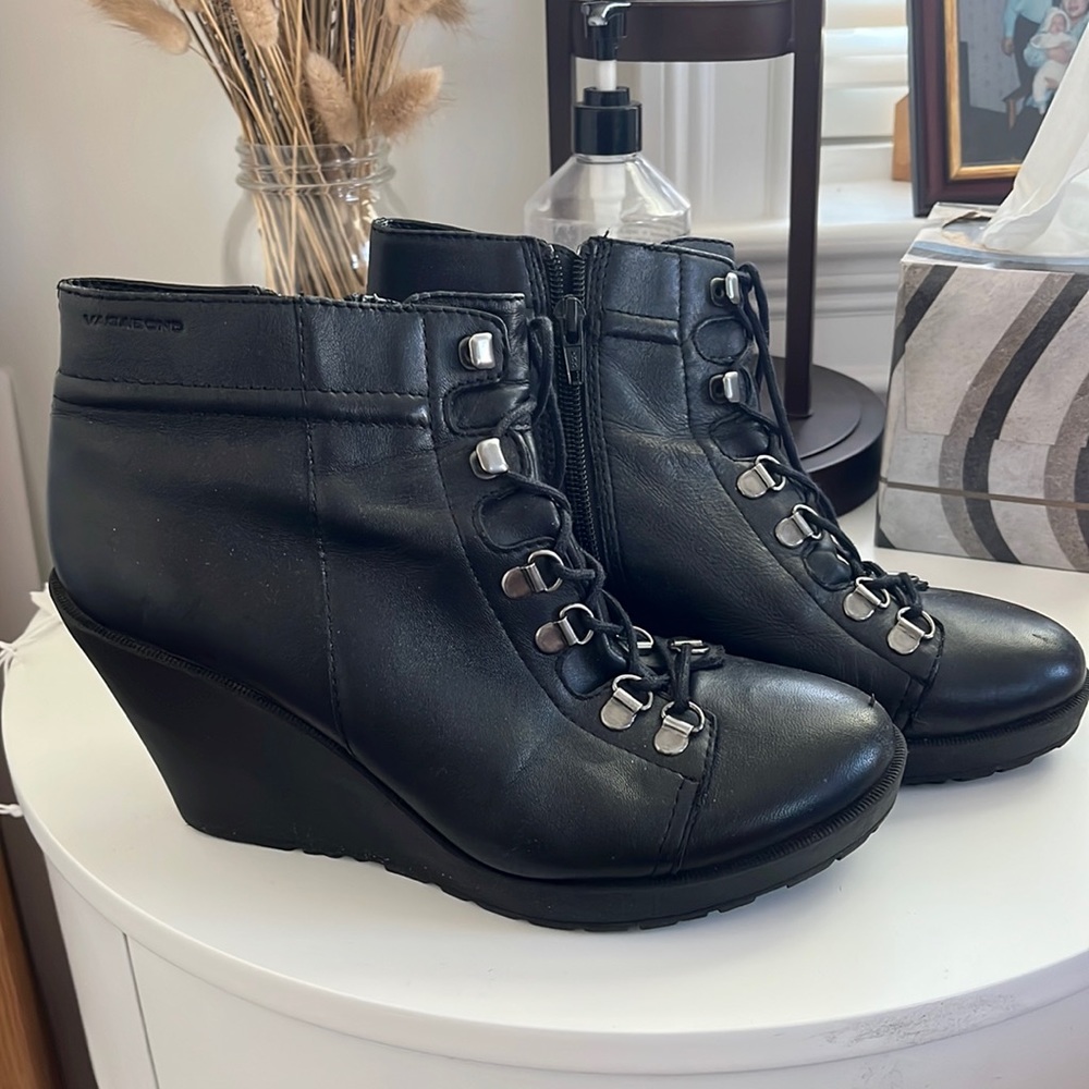 Vagabond black leather wedges